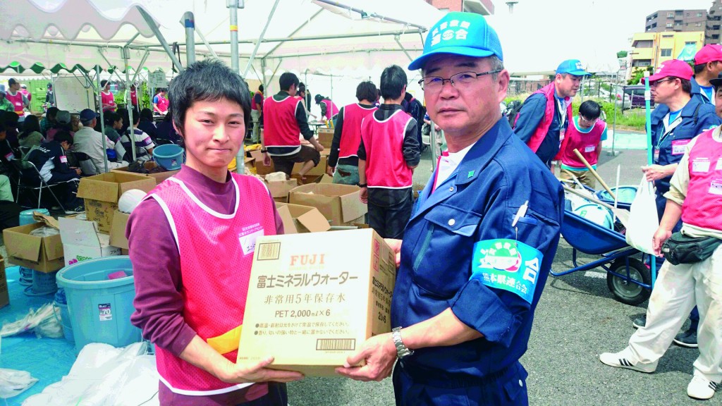 ボランティアセンターに飲み水を寄贈