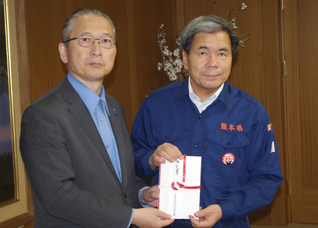神津会長から、連合の仲間の皆さんからお預かりした義援金1億円の目録を蒲島熊本県知事に手渡した。