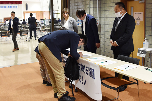 政治研修会会場で請願署名活動を展開！（連合長野）