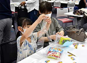 「お菓子のポシェットづくり」