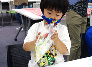 「お菓子のポシェットづくり」